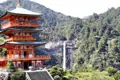 Traditionelle japanische Pagode mit Blick auf einen Wasserfall.