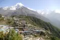 Bergdorf im Himalaya mit Blick auf die schneebedeckten Gipfel.