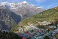 Bergdorf im Himalaya mit Blick auf die schneebedeckten Berge.
