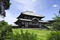 Der Todai-ji Tempel mit seiner imposanten Architektur und dem weitläufigen Gelände.