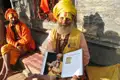 Porträt eines Sadhus mit einem Buch, das ihn selbst zeigt.
