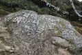 Religiöse Inschriften auf einem Felsbrocken, möglicherweise Mantras, die von Wanderern auf ihrer Reise hinterlassen wurden.