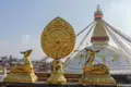 Goldene Hirschstatuen und Dharma-Rad vor der Boudhanath Stupa in Nepal.
