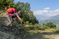 Mountainbiker auf einem Bergpfad mit Blick auf die Berglandschaft.