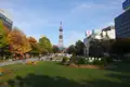 Der Sapporo TV Tower, umgeben von der herbstlichen Farbenpracht des Odori Parks.