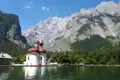 Blick auf die St. Bartholomä Kirche mit dem Königssee und den Berchtesgadener Alpen im Hintergrund.