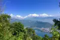 Aussicht auf die Annapurna-Bergkette und den Phewa-See in Nepal.