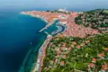 Luftbild von Piran mit Blick auf die Stadt und die Küste.