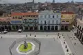 Luftansicht des historischen Plaza Vieja in Havanna, Kuba, mit seinen bunten Gebäuden und dem zentralen Brunnen.