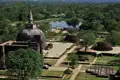 Luftbild der historischen Stätte Polonnaruwa in Sri Lanka, mit Blick auf die Stupas und die umliegende Landschaft.