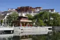 Blick auf den Potala-Palast von einem Seepavillon in Lhasa, Tibet.