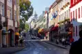 Eine Straße in Quebec City mit traditionellen Gebäuden und Fußgängern.