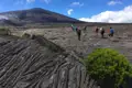 Wandergruppe auf einem Lavafeld, Vulkanbesteigung.