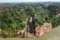 Luftbild des Großen Buddha von Leshan, der in die Felswand gehauen ist.