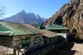 Eine Berghütte dient als Unterkunft für Trekker im Himalaya.