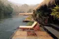 Entspannen auf einer Flussliege auf einer Bambusterrasse mit Blick auf die schwimmenden Unterkünfte und den Fluss.