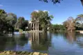 Tempel des Äskulap im See der Villa Borghese in Rom.