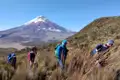 Wandergruppe auf einer Trekkingtour, mit Blick auf einen schneebedeckten Vulkan im Hintergrund.