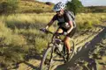 Radfahrerin auf einem Mountainbike-Trail.