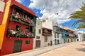 Traditionelle kanarische Architektur mit bunten Häusern und blumengeschmückten Balkonen.