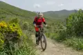 Mountainbikerin auf einem Trail in den Bergen.