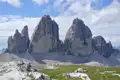 Die majestätischen Drei Zinnen ragen in den Dolomiten empor.