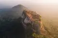 Luftbild der historischen Stätte Sigiriya in Sri Lanka im Morgenlicht.