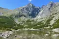 Panoramablick auf einen Bergsee und die umliegenden Gipfel in der Hohen Tatra.