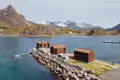 Unterkünfte direkt am Wasser mit Blick auf die Berglandschaft.