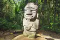 Präkolumbianische Steinstatue im Dschungel