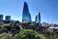 Die modernen Flame Towers ragen über die Skyline von Baku.