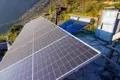 Solaranlage mit Paneelen und Kollektoren zur nachhaltigen Energieversorgung in einer Bergregion.