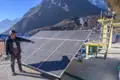 Solaranlage auf einem Hausdach mit Blick auf die Berge.