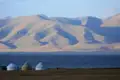 Unterkunft in traditionellen Jurten am Seeufer mit Blick auf die Berge.