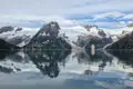 Spektakuläre Spiegelung der Gletscher und Berge im Wasser.