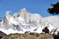 Reisender fotografiert das Fitz Roy Massiv.
