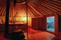Traditionelle Jurte mit Bett, Ofen und eigenem Bad.