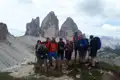 Wandergruppe bei einer Trekkingtour mit Blick auf die Drei Zinnen.