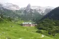 Alpenhütte umgeben von Berglandschaft