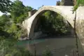 Historische Steinbrücke über einen Fluss.