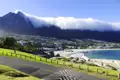 Wolkenverhangener Tafelberg über Camps Bay in Kapstadt.