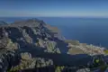 Panoramablick vom Tafelberg auf die angrenzende Küstenlinie und das Meer.