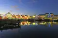 Nachtansicht der V&A Waterfront in Kapstadt mit beleuchteten Gebäuden und Restaurants.