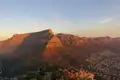 Der Tafelberg in Kapstadt, Südafrika, im warmen Licht des Sonnenuntergangs.
