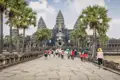 Eingangsbereich des Angkor Wat mit Besuchern auf dem Weg zum Tempel.