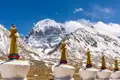 Der majestätische Berg Kailash, ein heiliger Ort für mehrere Religionen, mit buddhistischen Chörten im Vordergrund.