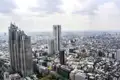 Panoramablick auf die Stadt Tokio mit hohen Gebäuden und urbaner Ausbreitung.