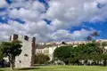 Historischer Turm im Park mit Blick auf die Stadt