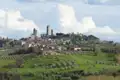 Panorama von San Gimignano mit den charakteristischen Türmen, eingebettet in die toskanische Landschaft.