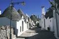 Typische Trulli-Häuser mit ihren konischen Dächern in Alberobello.